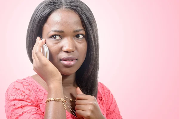 Retrato de una hermosa joven africana hablando por teléfono celular — Foto de Stock