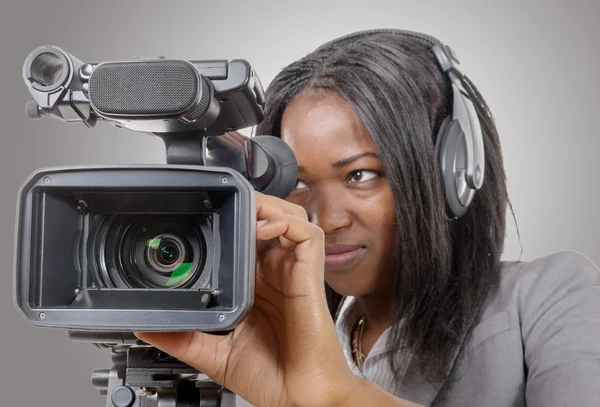 Jeunes femmes afro-américaines avec caméra vidéo professionnelle et — Photo