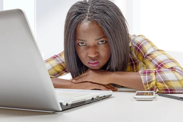 Mooie jonge Afro-Amerikaanse tiener meisje met laptop — Stockfoto