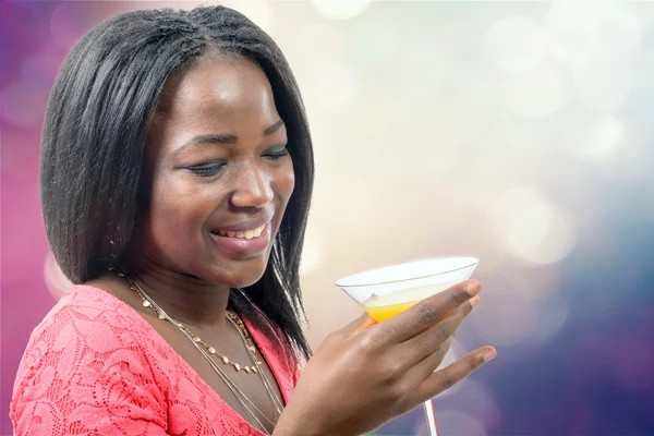 Belle femme africaine boire du jus d'orange, bokeh sur backgrou — Photo