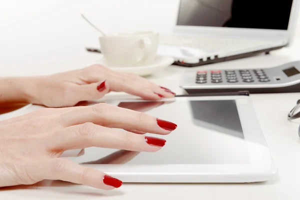 Femme d'affaires au bureau travaillant sur une tablette mains fermer — Photo