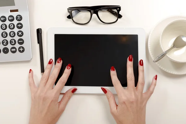 Femme d'affaires au bureau travaillant sur une tablette mains fermer — Photo