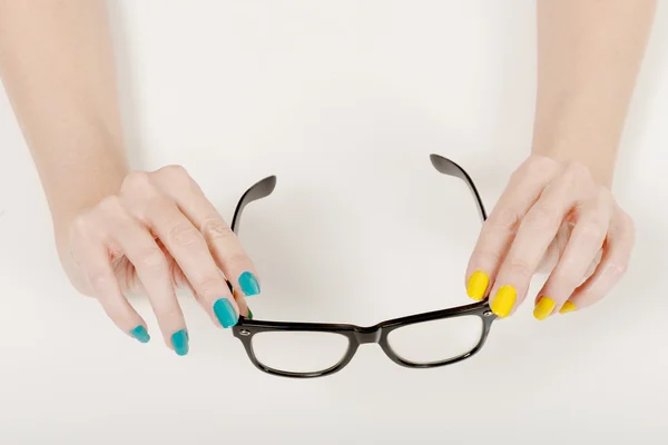 Manos de mujer con gafas negras —  Fotos de Stock