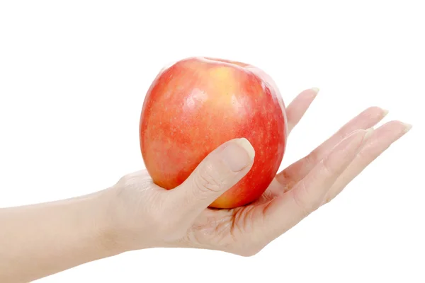Main de femme tenant une pomme rouge. Isolé sur fond blanc . — Photo