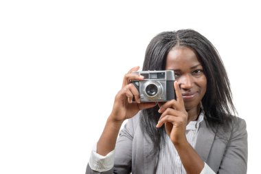  genç ve güzel Afrikalı-Amerikalı eski bir kamera ile