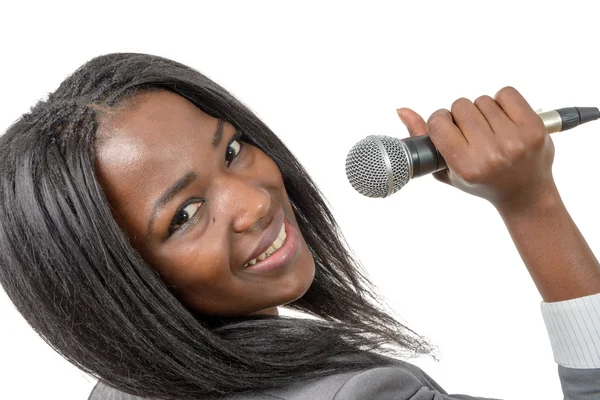 Mladý africký americký novinář s mikrofonem — Stock fotografie