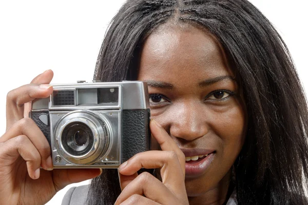 Bella giovane afroamericano con una vecchia macchina fotografica — Foto Stock