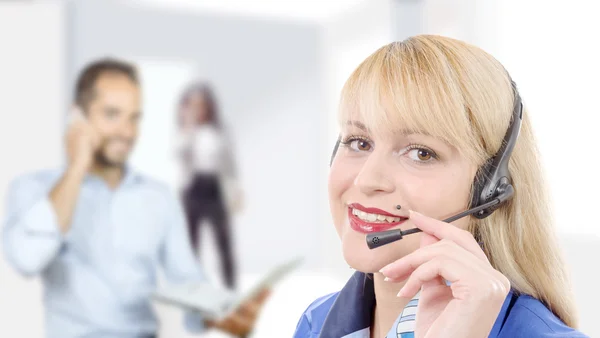 Porträtt av leende glada stödja telefon operatör i headsetet. — Stockfoto