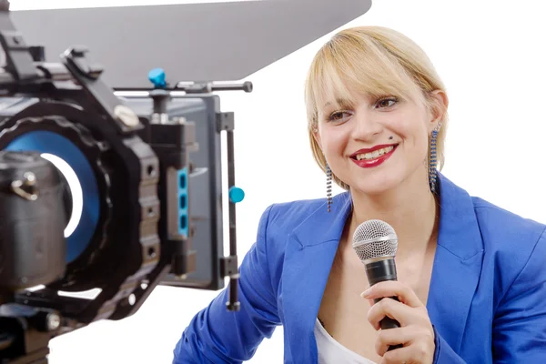 Retrato de mulher elegante repórter de TV, que está sorrindo e olhar — Fotografia de Stock