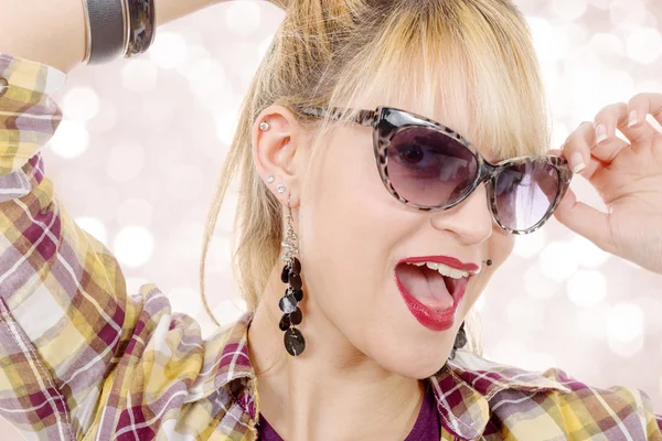 Ganska ung blond kvinna med solglasögon — Stockfoto