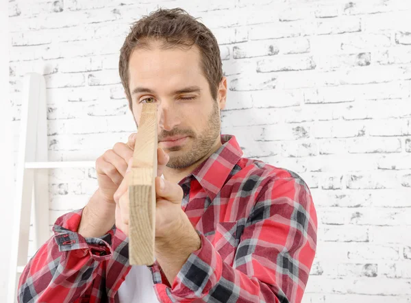 Jonge werknemers met een houten plank — Stockfoto