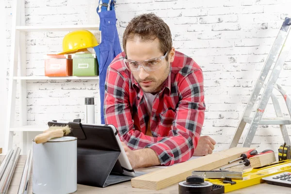 Junger Mann benutzt Tablette für Diyarbakterien — Stockfoto