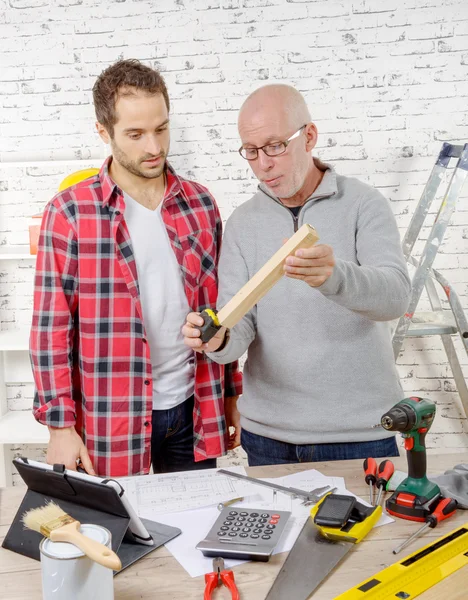 Dos carpinteros que trabajan en su oficina — Foto de Stock