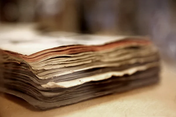 Rogu starej książki z grubych starych faliste liście mało nasączone — Zdjęcie stockowe