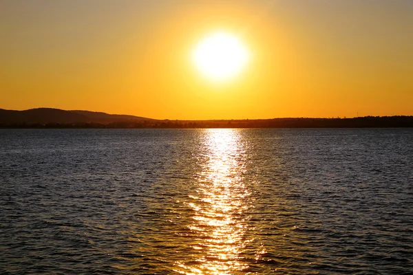 海の上の黄色の夕日 — ストック写真