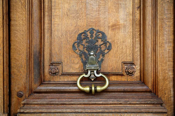 Ferro battuto traforato metallo vecchia penna su una vecchia porta di legno di un vecchio castello — Foto Stock