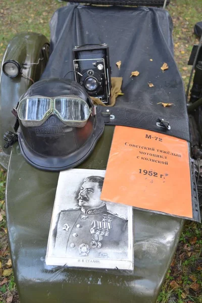 Russland Kemerowo 2017 Sowjetischer Motorrad Seitenwagen Stalin Porträt Expeditionshelm Oldtimer — Stockfoto