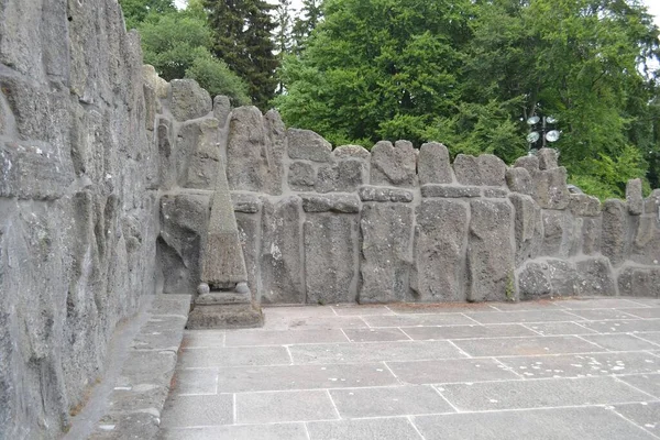 Duitsland Kassel 2018 Recreatiegebied Met Stenen Bank Geometrische Figuursculptuur Watercascades — Stockfoto