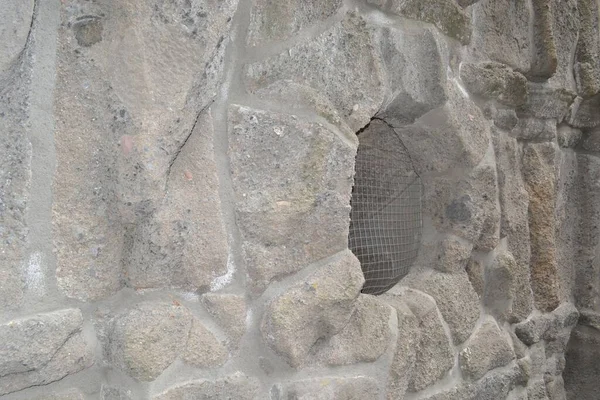 Trou Homme Dans Mur Forteresse Fermé Par Treillis Métallique — Photo