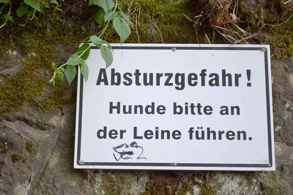 Schild Auf Deutsch Absturzgefahr Bitte Hunde Der Leine Führen — Stockfoto