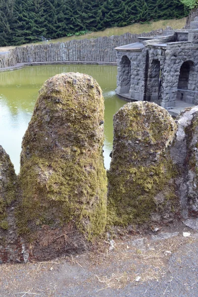 Deutschland Kassel 2018 Riesige Felsbrocken Neptungrotte Wasserfälle Bergpark Wilhelmshohe — Stockfoto