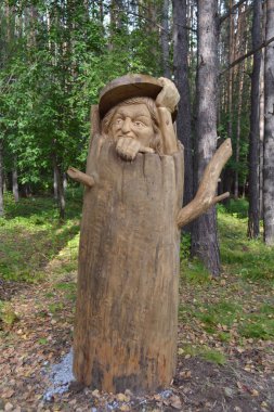 RUSSIA-TOPKI, 7 Eylül 2019 Tahta Park heykeli. Leshy ahşap bir güverteden dışarı bakıyor.
