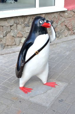 Heykel penguen, cep telefonundan konuşuyor