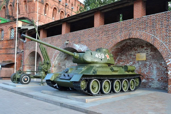 Tank T-34-85 og luftværnspistol - Stock-foto