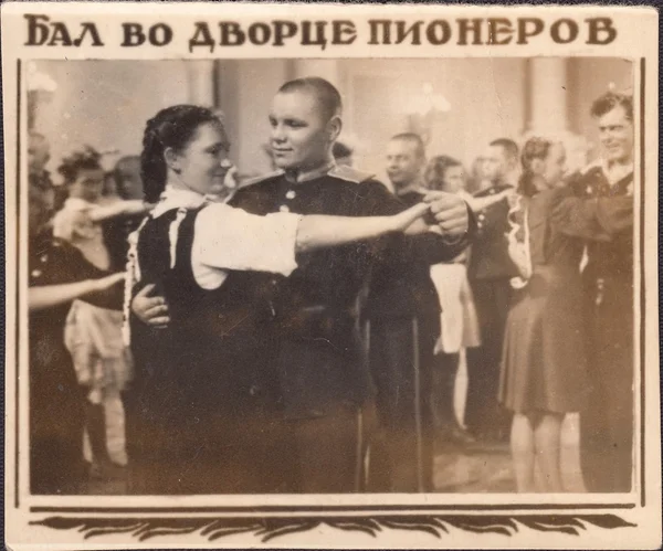 Jóvenes soviéticos bailan el vals . — Foto de Stock