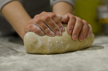 eller içinde un tatlı hamur yoğurma