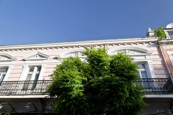 Gebäude neoklassizistischen Stils Ende des 19. Jahrhunderts, bulgarische List — Stockfoto
