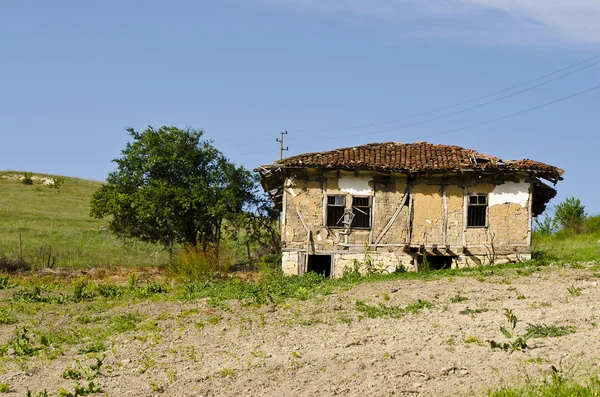 Altes baufälliges Haus in der Nähe des Dorfes Katselovo — Stockfoto