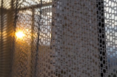 Günbatımı ve ışık arka plan akşam perdeler ile pencere