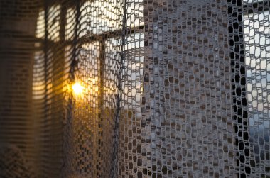 Günbatımı ve ışık arka plan akşam perdeler ile pencere