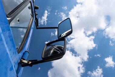 Yolda dikiz aynası var.