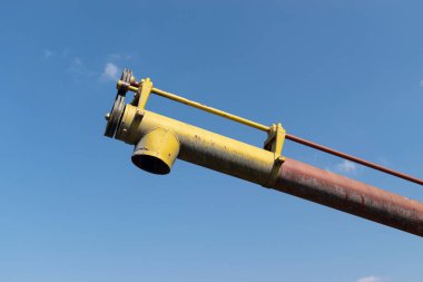 Çiftlikteki açık alanda bir tahıl asansörü