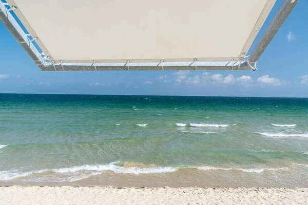 Sombrilla Playa Contra Cielo Azul Claro Playa — Foto de Stock