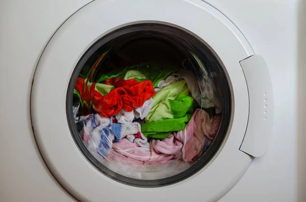 Wasmachinedeur Met Draaiende Kledingstukken Binnenin — Stockfoto