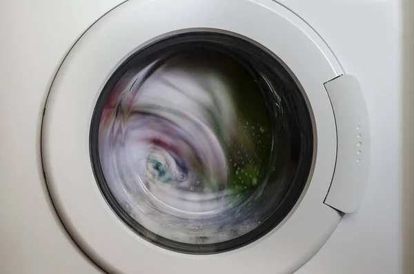 Waschmaschinentür Mit Rotierenden Kleidungsstücken Innen — Stockfoto