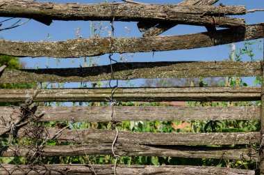 Tahta kütükler, çit gereçleri fotoğrafı.