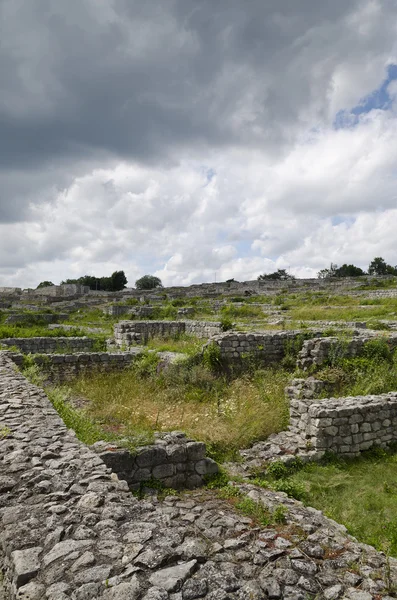 Antiche rovine di una fortezza medievale vicino alla città di Shumen, Bulgaria — Foto Stock