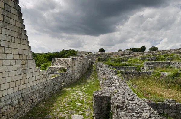 Ruínas antigas de uma fortaleza medieval perto da cidade de Shumen, Bulgária — Fotografia de Stock