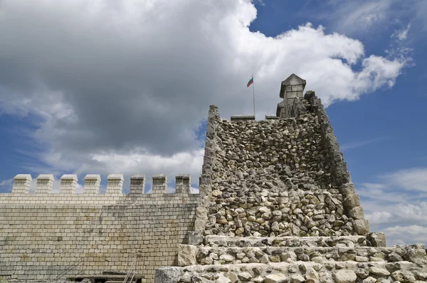 Ruínas antigas de uma fortaleza medieval perto da cidade de Shumen, Bulgária — Fotografia de Stock