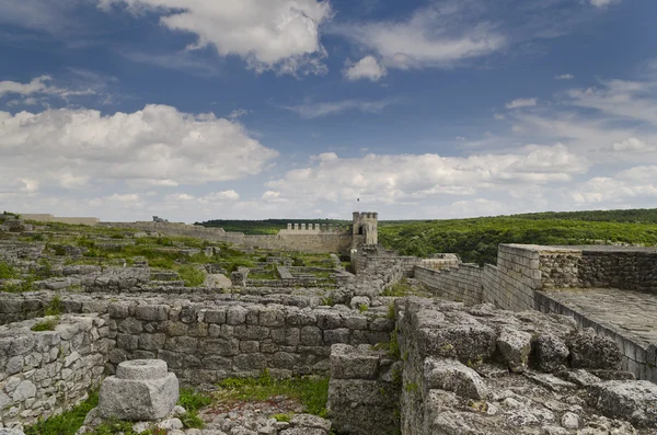 Starożytne ruiny średniowiecznej twierdzy w pobliżu miasta Szumen, Bułgaria — Zdjęcie stockowe
