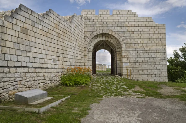 Antiche rovine di una fortezza medievale vicino alla città di Shumen, Bulgaria — Foto Stock