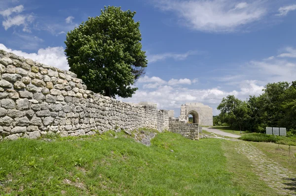 Ruines anciennes d'une forteresse médiévale près de la ville de Shumen, Bulgarie — Photo