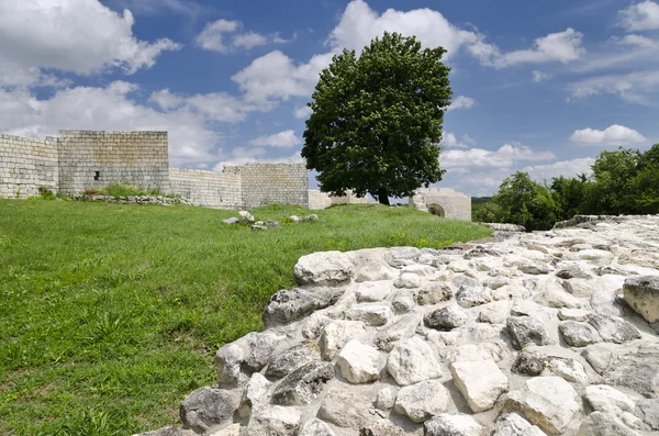 Ruínas antigas de uma fortaleza medieval perto da cidade de Shumen, Bulgária — Fotografia de Stock