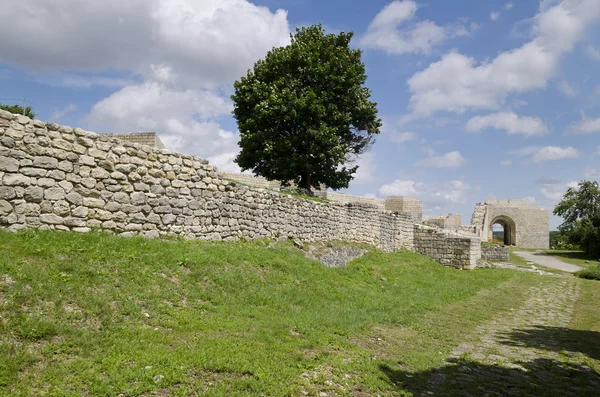 Ősi romok egy középkori vár, közel a város Shumen, Bulgária — Stock Fotó