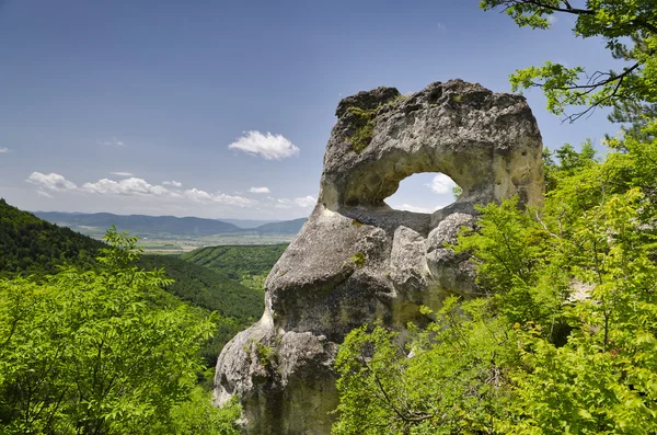 Strana formazione rocciosa vicino alla città di Shumen, Bulgaria, chiamato "Okoto" (The "Eye ") — Foto Stock