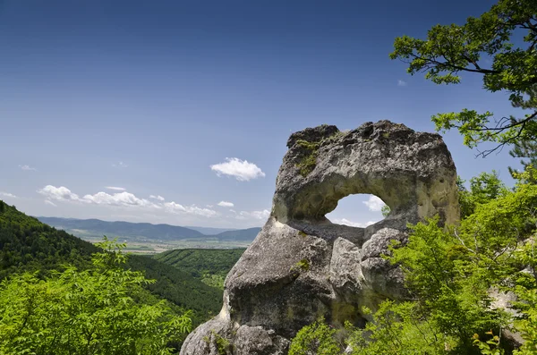 Strange Rock formațiune în apropiere de orașul Shumen, Bulgaria, numit "Okoto" ("Ochiul" ") — Fotografie, imagine de stoc